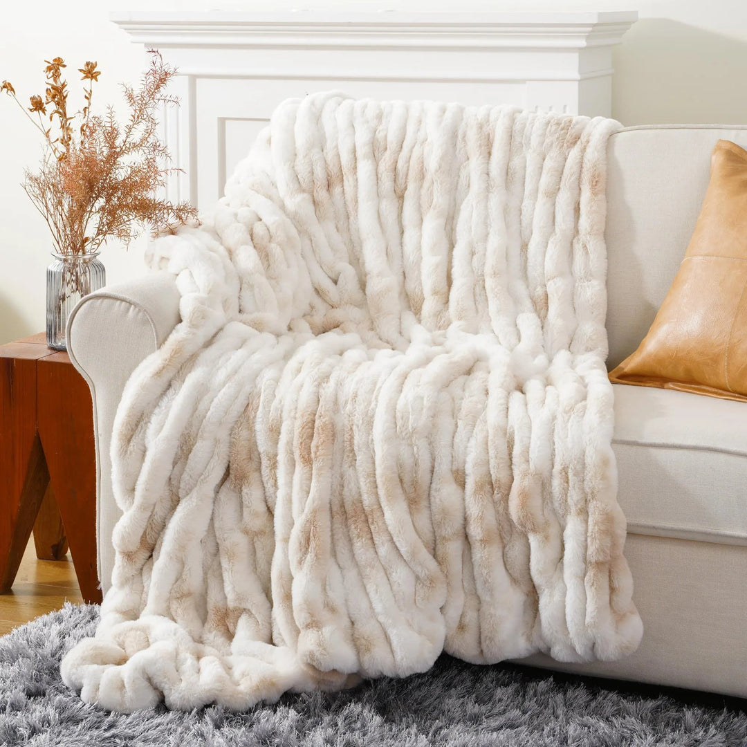 LumiFur – Luxury Soft Faux Fur Throw Blanket