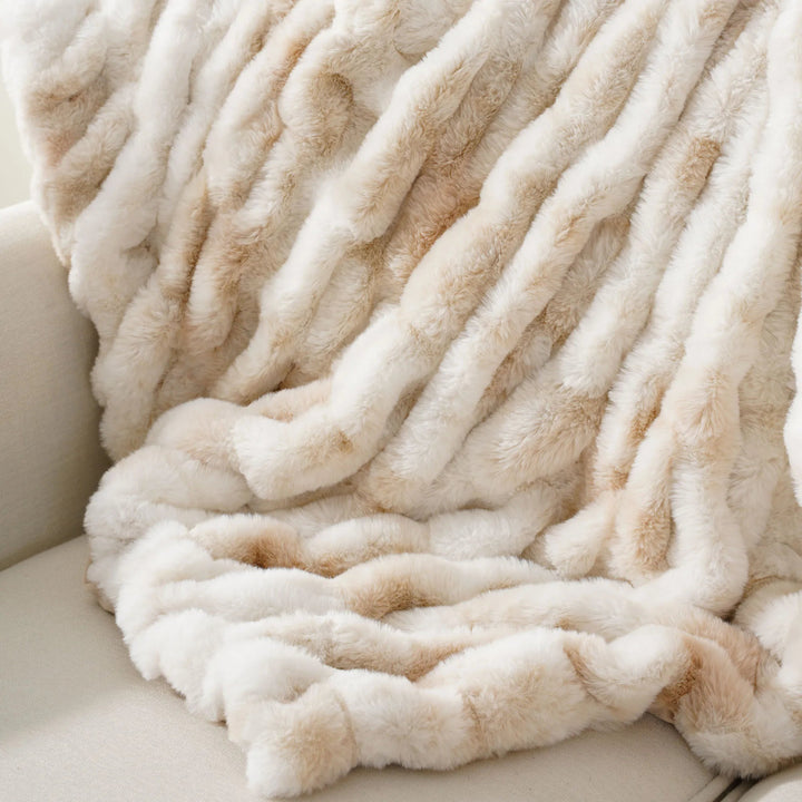 LumiFur – Luxury Soft Faux Fur Throw Blanket