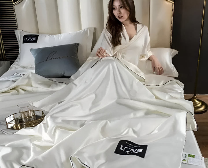 SilkyDream – Luxury Silk Duvet for All-Season Comfort