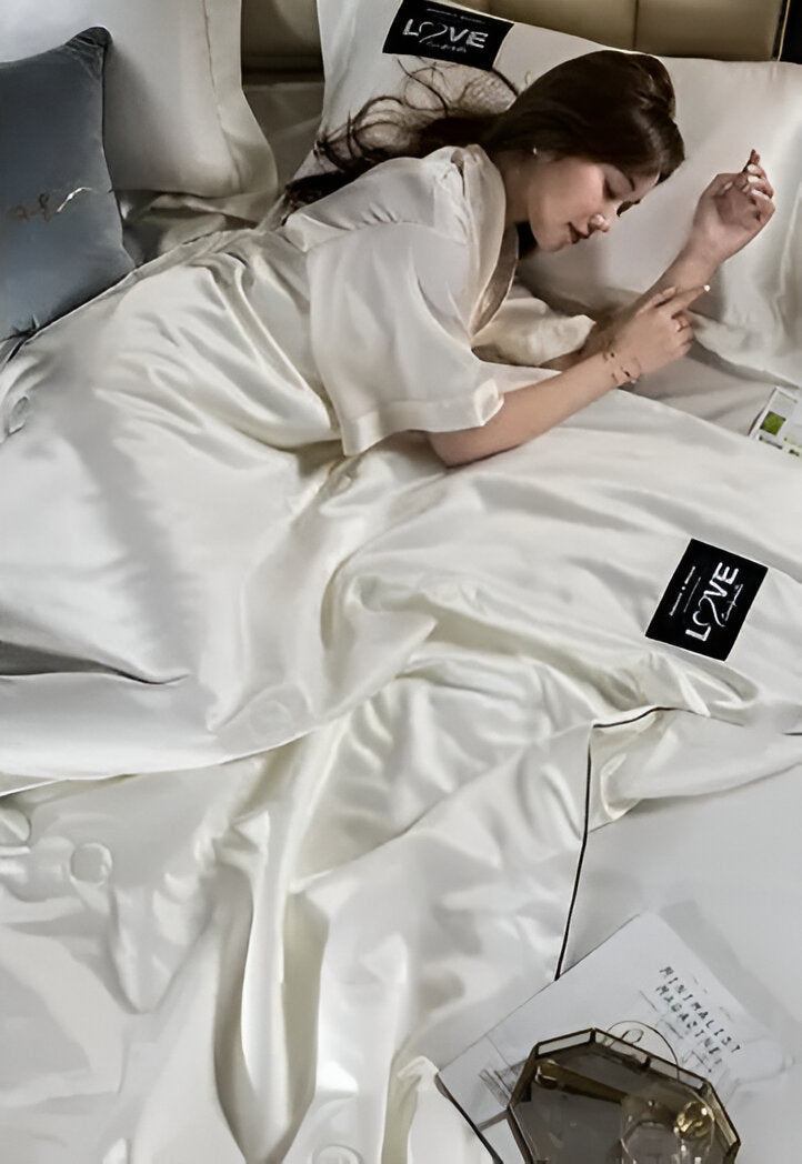 SilkyDream – Luxury Silk Duvet for All-Season Comfort