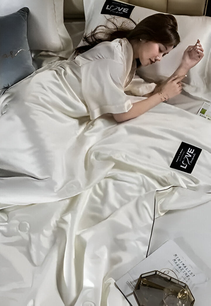 SilkyDream – Luxury Silk Duvet for All-Season Comfort