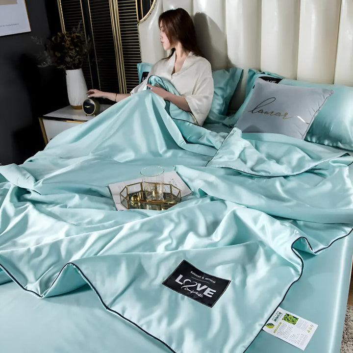 SilkyDream – Luxury Silk Duvet for All-Season Comfort