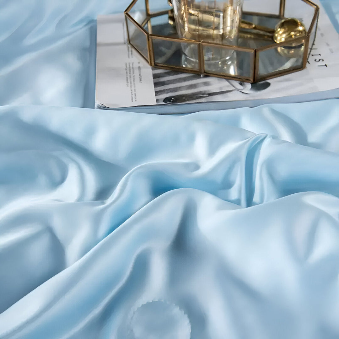 SilkyDream – Luxury Silk Duvet for All-Season Comfort