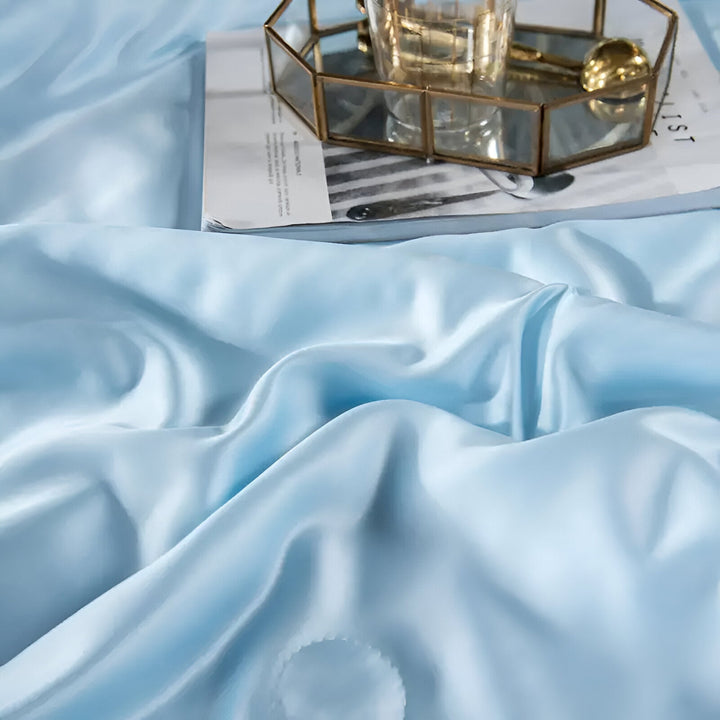 SilkyDream – Luxury Silk Duvet for All-Season Comfort