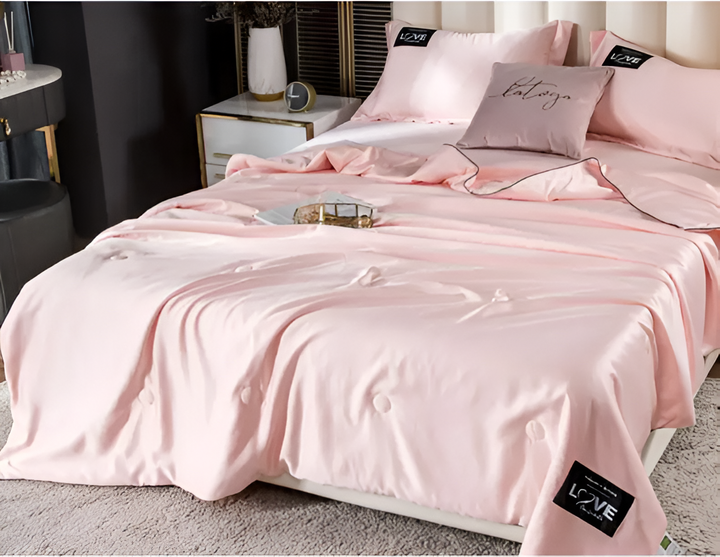 SilkyDream – Luxury Silk Duvet for All-Season Comfort