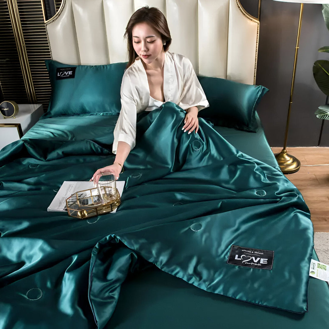 SilkyDream – Luxury Silk Duvet for All-Season Comfort