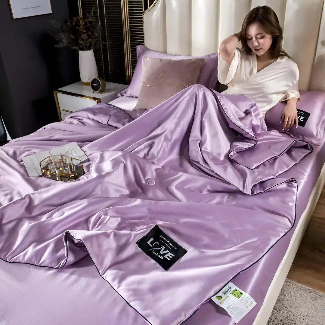 SilkyDream – Luxury Silk Duvet for All-Season Comfort