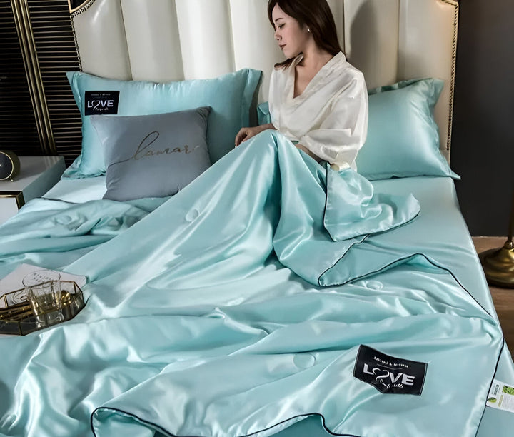 SilkyDream – Luxury Silk Duvet for All-Season Comfort