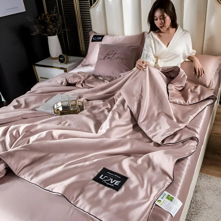 SilkyDream – Luxury Silk Duvet for All-Season Comfort
