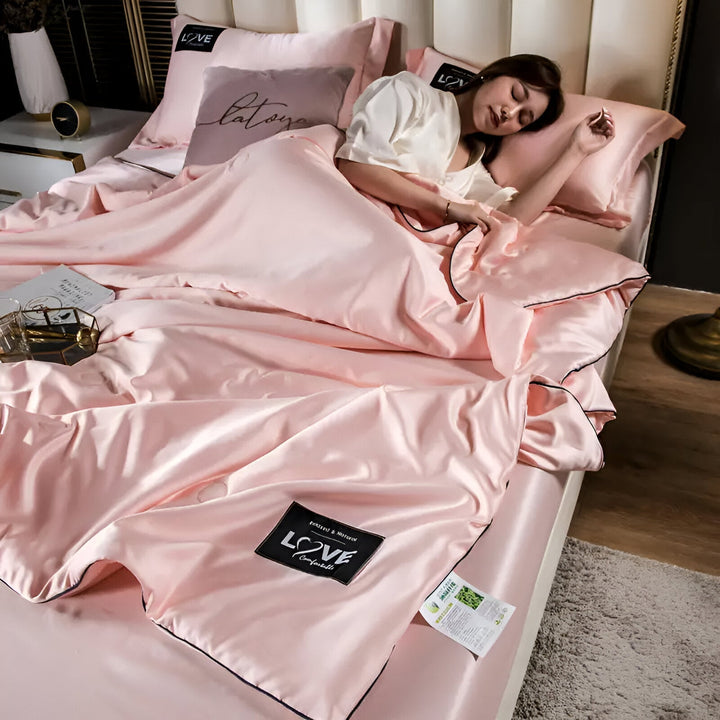 SilkyDream – Luxury Silk Duvet for All-Season Comfort