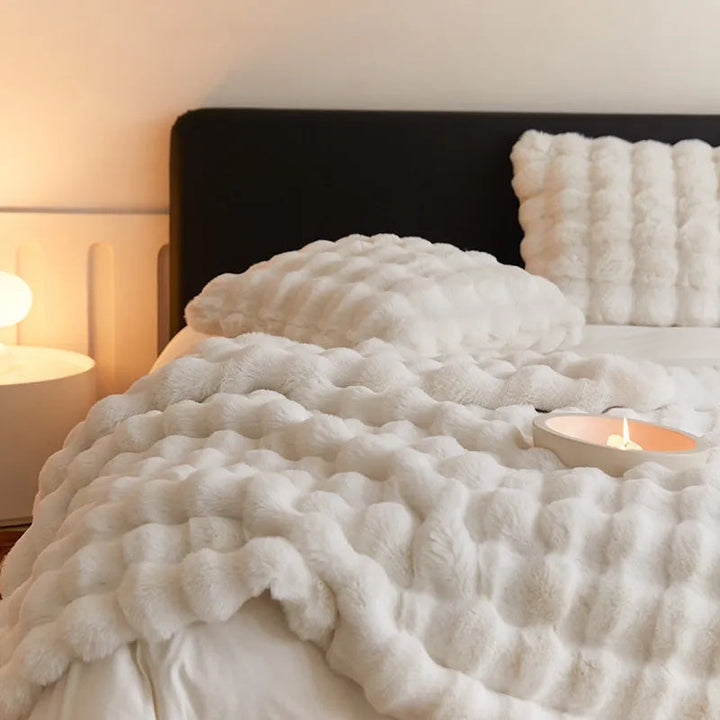 VeluLuxe – Soft Faux Fur Throw Blanket
