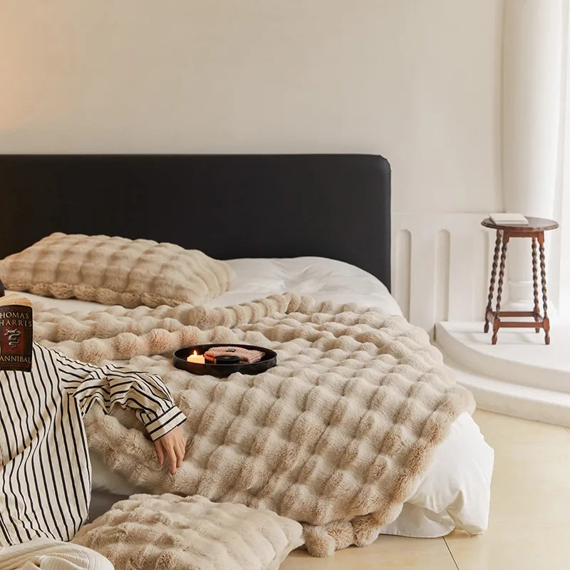 VeluLuxe – Soft Faux Fur Throw Blanket