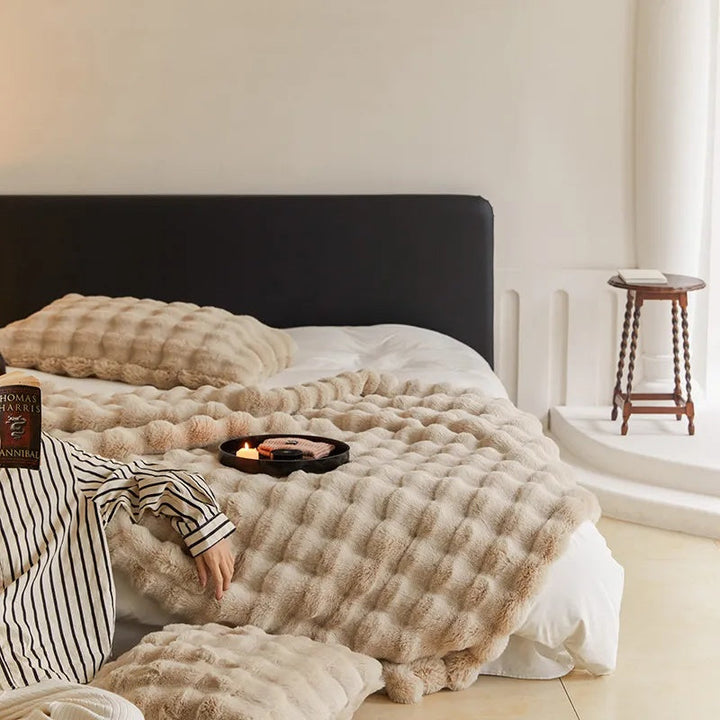 VeluLuxe – Soft Faux Fur Throw Blanket