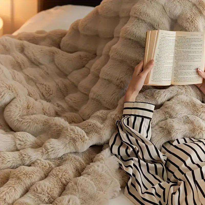 VeluLuxe – Soft Faux Fur Throw Blanket