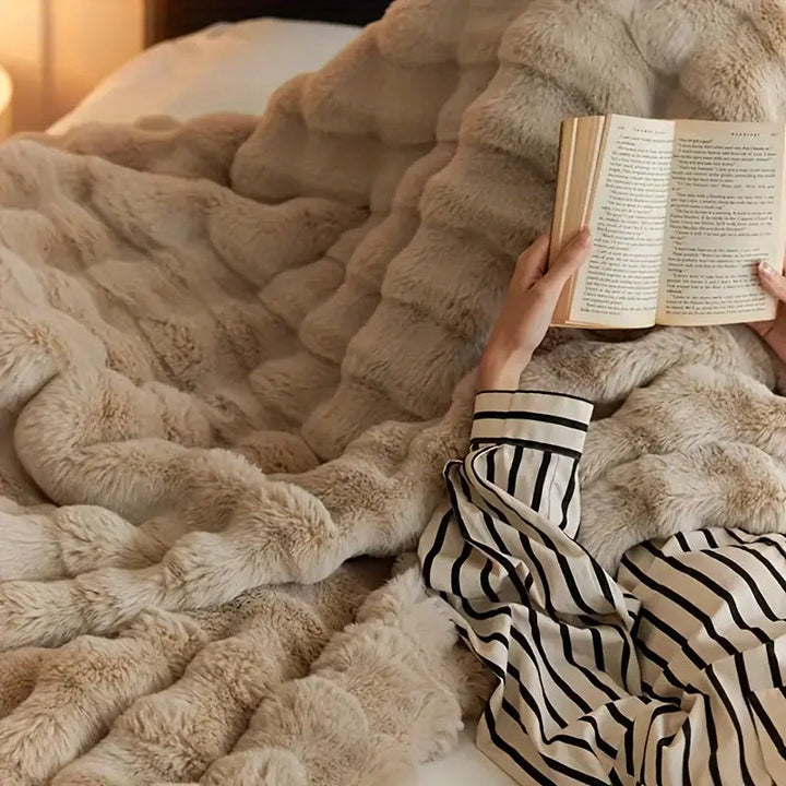 VeluLuxe – Soft Faux Fur Throw Blanket