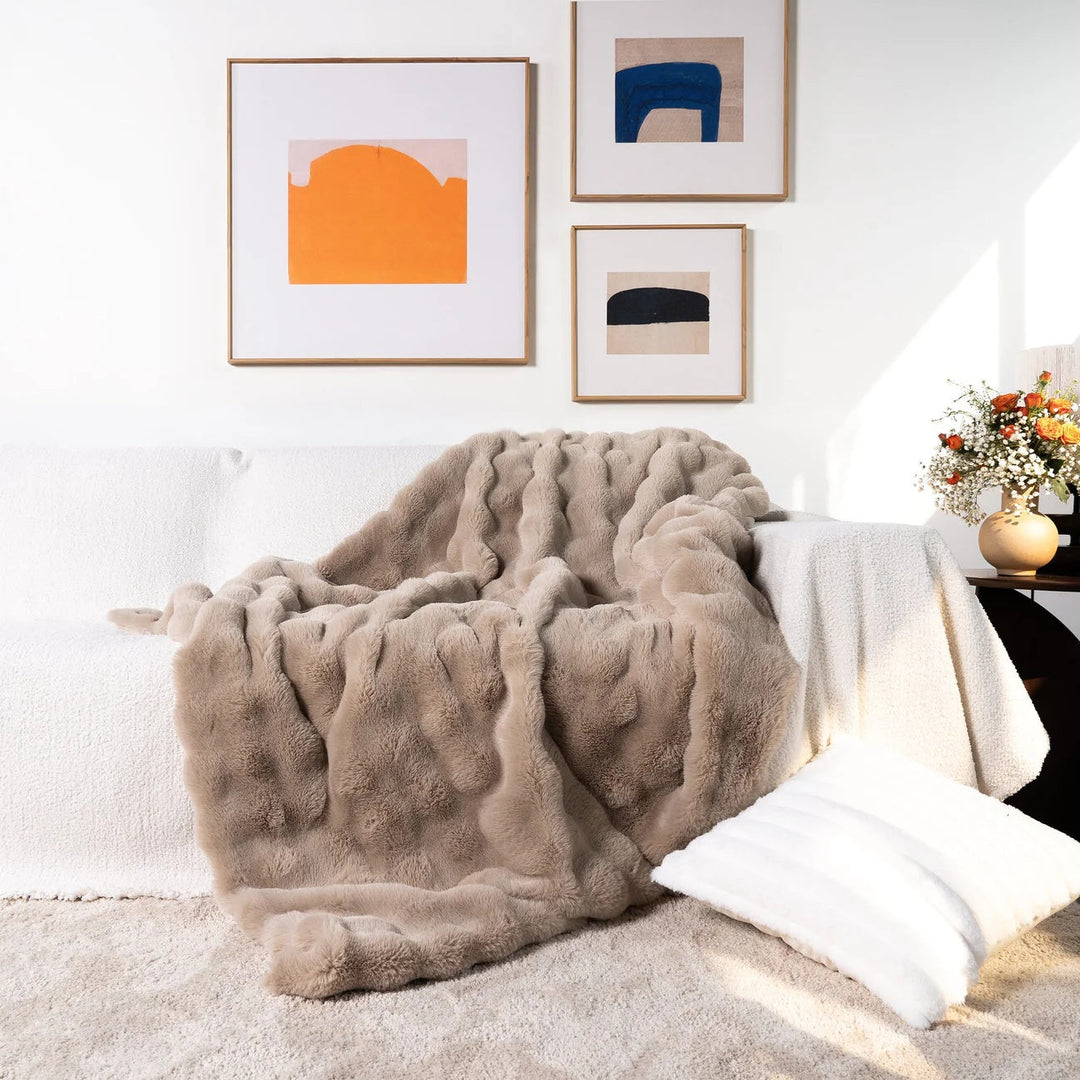 VeluLuxe – Soft Faux Fur Throw Blanket