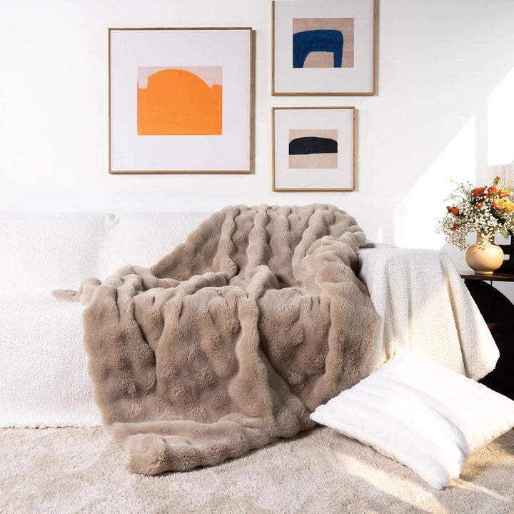 VeluLuxe – Soft Faux Fur Throw Blanket