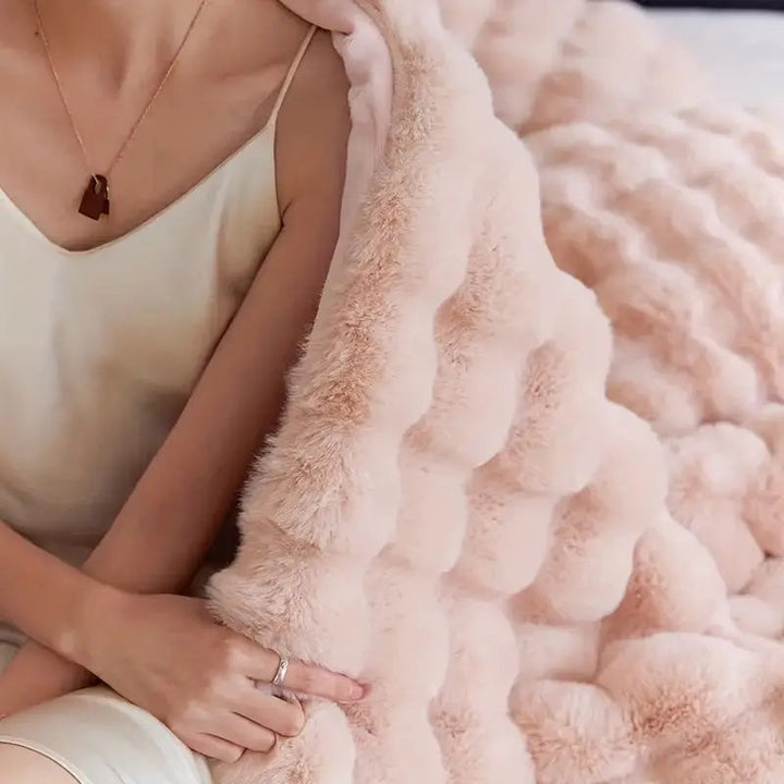 VeluLuxe – Soft Faux Fur Throw Blanket