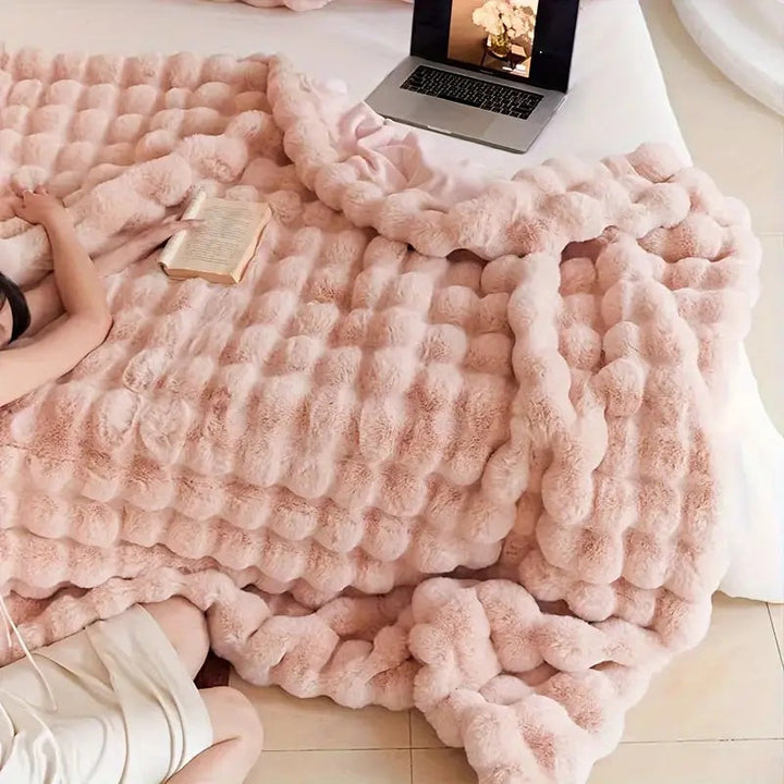 VeluLuxe – Soft Faux Fur Throw Blanket