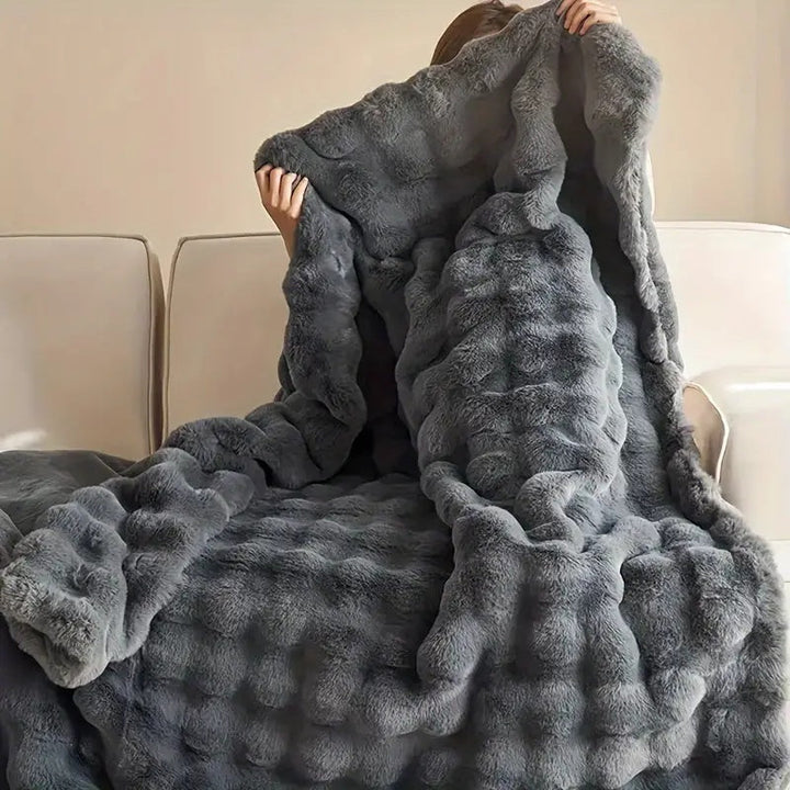 VeluLuxe – Soft Faux Fur Throw Blanket