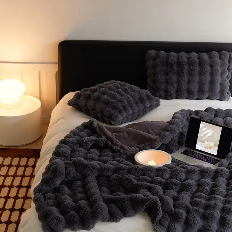 VeluLuxe – Soft Faux Fur Throw Blanket