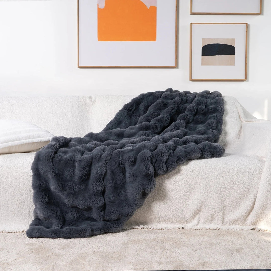 VeluLuxe – Soft Faux Fur Throw Blanket