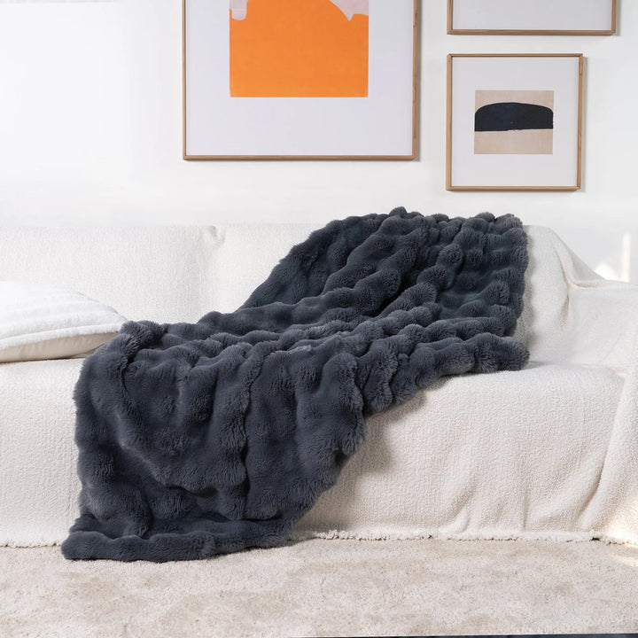 VeluLuxe – Soft Faux Fur Throw Blanket