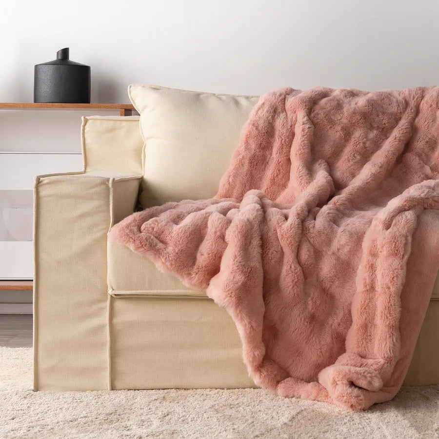 VeluLuxe – Soft Faux Fur Throw Blanket