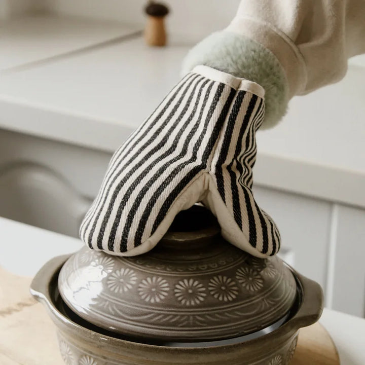 Anti-scald baking mitt with hanging loop