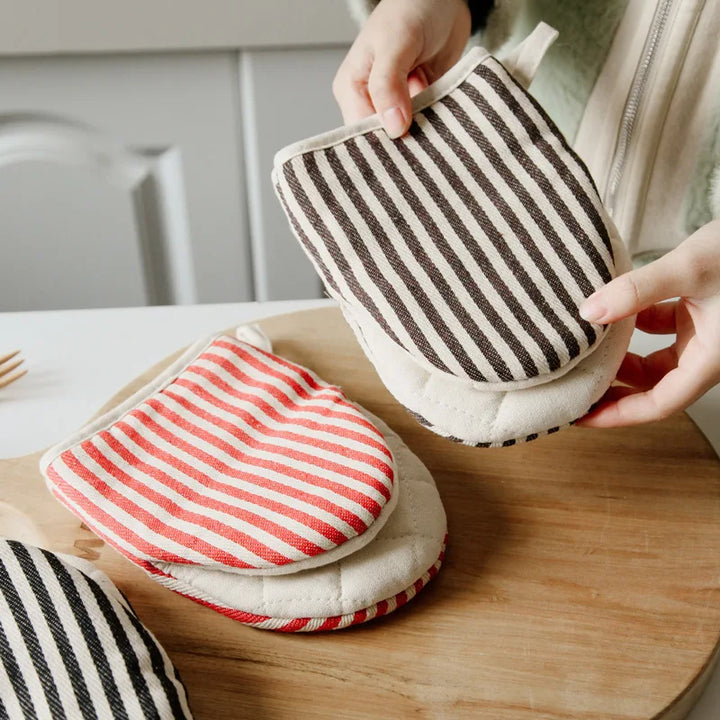 Heat resistant mitt holding hot cookware