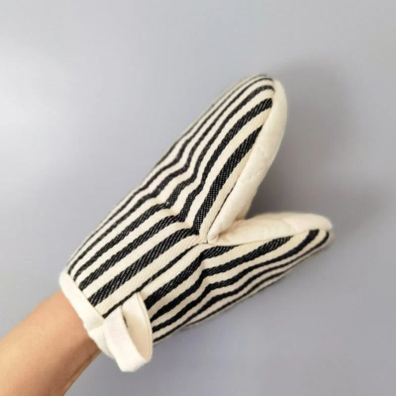 Non-slip striped oven glove detail